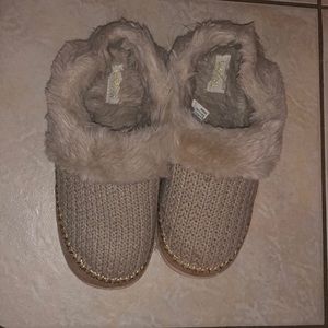 kooba fluffy slippers super comfy size Large (8-9)